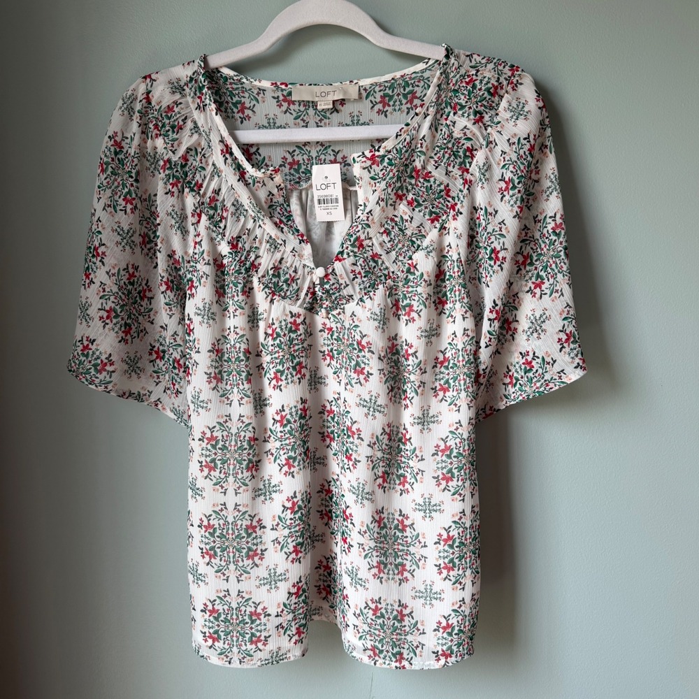 LOFT White Red Green Floral Bouse Short Sleeve Buttons V-Neck Smocked XS NEW NWT